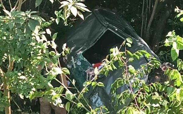 Carro cai de ponte e deixa mãe e filha feridas, no Paraná