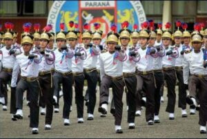 Após 1º ano, 120 cadetes do curso de oficiais da PMPR recebem Espadim Tiradentes