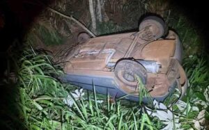 Adolescente de 15 anos capota carro na PR-681, três ficaram feridos