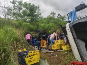 Caminhão carregado com cerveja tomba e carga é saqueada em Tamarana