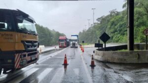 Chuvas interditam totalmente BR-376 entre Paraná e Santa Catarina
