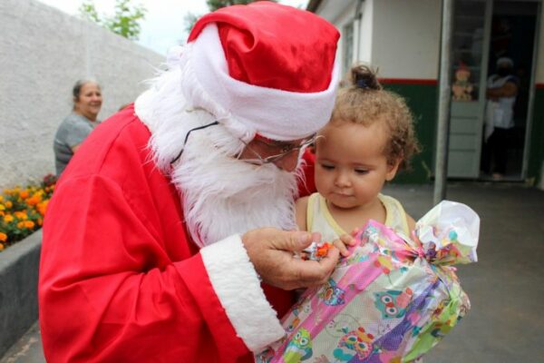 Papai Noel da COCARI entrega presentes aos CMEIS de Cambira