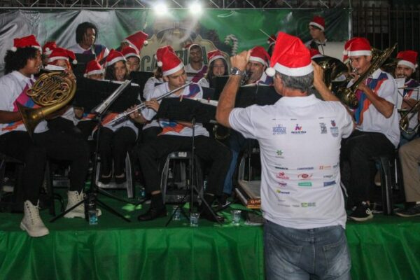 Banda Arte & Vida se apresenta no calçadão de Cambira