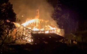 Incêndio destrói duas casas no Jardim Pinguim, em Faxinal