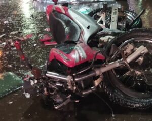 Motociclista de 19 anos morre após acidente na Avenida Arapongas