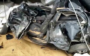 Caminhão tomba em cima de carro na BR-369, em Corbélia