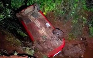 Carro com cinco pessoas capota e cai em barranco na BR-277