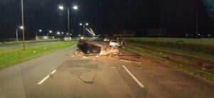 Dois jovens ficam feridos em capotamento na PR 218, em Arapongas