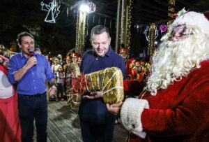 Chegada do Papai Noel inova e encanta os apucaranenses