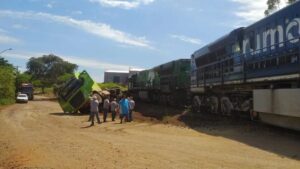 Colisão entre trem e caminhão é registrada em Rolândia; veja