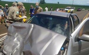 Mulher fica ferida após colisão traseira na PR-466, em Lidianópolis