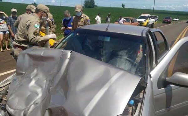 Mulher fica ferida após colisão traseira na PR-466, em Lidianópolis