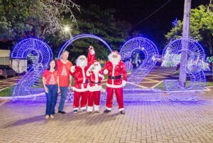 KALORÉ- Prefeitura faz entrega de presentes com a presença do Papai Noel