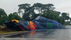 Balão cai sobre rede elétrica e assusta moradores de Arapongas