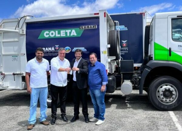Cambira é contemplado com novo caminhão coletor