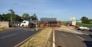 Caminhão carregado com madeira tomba na BR-376, no Paraná