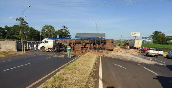 Caminhão carregado com madeira tomba na BR-376, no Paraná