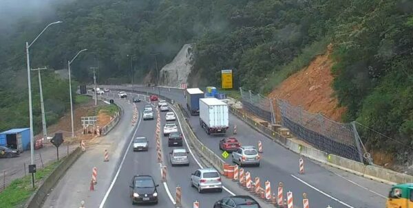Barreira é instalada em trecho da BR-376 onde houve deslizamento de terra, em Guaratuba