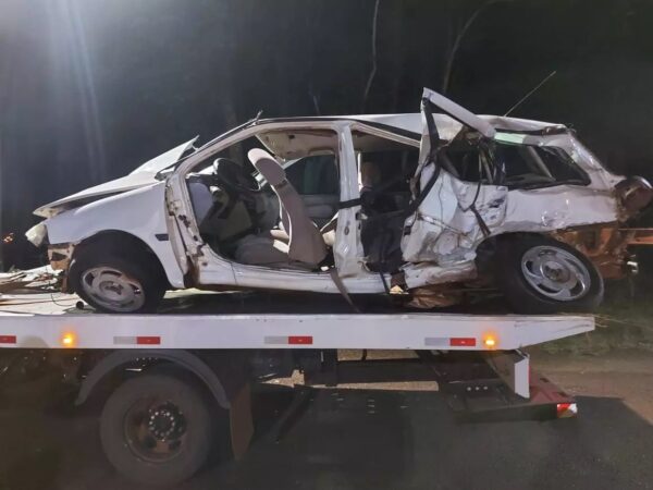 Acidente com 2 mortos e 6 feridos interdita rodovia no Paraná; vítimas foram ejetadas