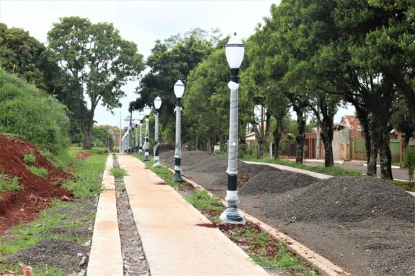 Prefeitura de Arapongas executa instalação de postes republicanos na Avenida Guarani, em Aricanduva