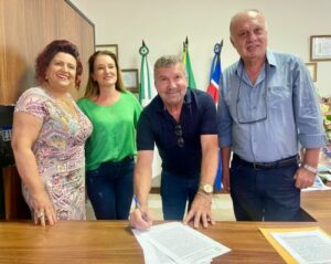 Mandaguari – Prefeita assina escritura de compra de terrenos para Condomínio do Idoso