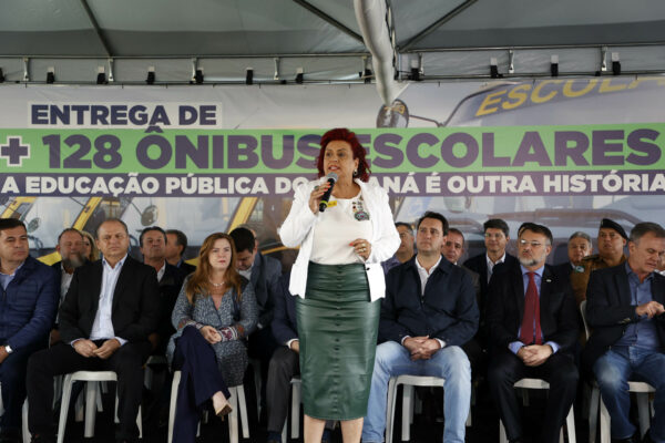 Mandaguari recebe dois ônibus para reforçar frota do transporte escolar