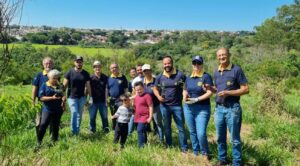 Prefeitura de Arapongas participa do plantio de 500 mudas de árvores nativas em projeto do Rotary Clube Beija-Flor
