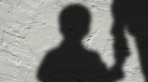Bom Sucesso: Homem persegue e espanca mulher na rua e leva bebê dela