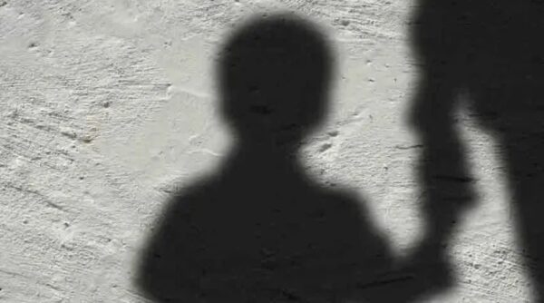 Bom Sucesso: Homem persegue e espanca mulher na rua e leva bebê dela