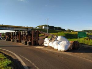 Arapongas  – Tombamento de Caminhão