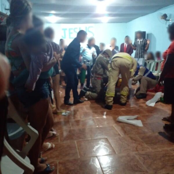 Jovem busca ajuda em igreja após ser baleado e esfaqueado, mas morre a caminho do hospital, diz PM
