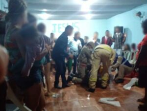 Jovem busca ajuda em igreja após ser baleado e esfaqueado, mas morre a caminho do hospital, diz PM
