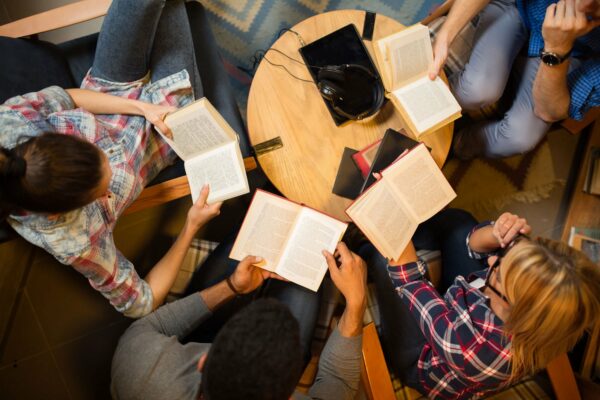 Arapongas – Confraria Literária “Mentes Livres” incentiva o gosto pela leitura; saiba como participar