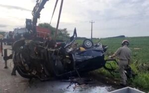 Três pessoas morrem em grave acidente envolvendo três carros na PR-483