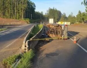 Motorista morre após caminhonete tombar na BR-376 em Mauá da Serra