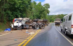 Caminhão carregado de óleo vegetal tomba e motorista morre na BR-277