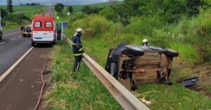 Capotamento na PR-444 deixa duas pessoas feridas neste sábado
