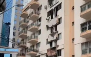 Sacadas de prédio desabam em SC e assustam moradores; assista