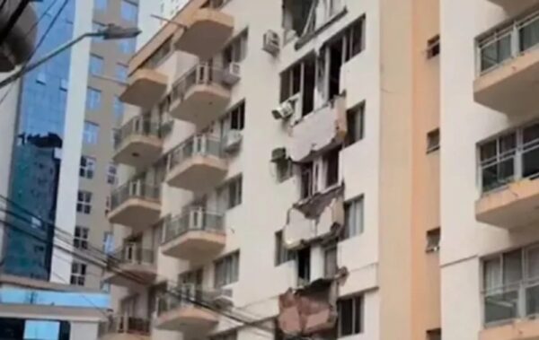 Sacadas de prédio desabam em SC e assustam moradores; assista