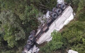 Duas pessoas morrem em acidente entre caminhão e colheitadeira no PR