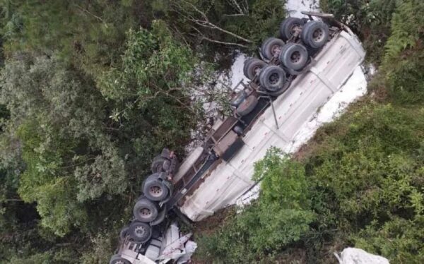 Duas pessoas morrem em acidente entre caminhão e colheitadeira no PR