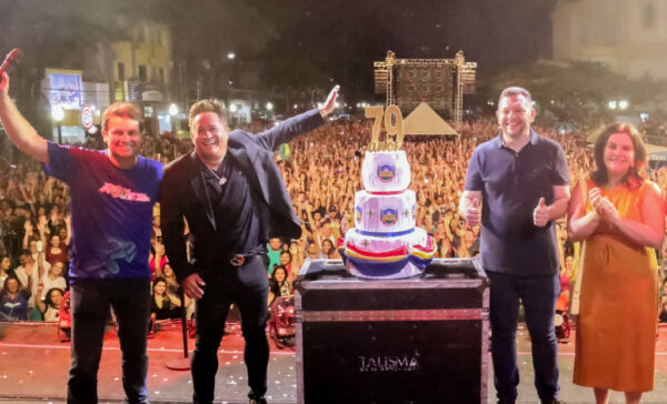 Show de Leonardo reúne 40 mil pessoas no aniversário de Apucarana