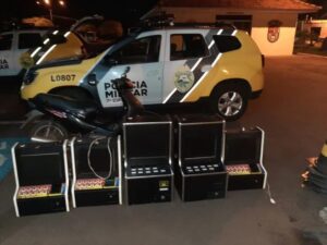 PM encontra caça-níqueis e drogas durante operação em Arapongas