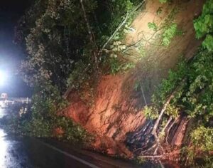 Nova queda de barreira interdita totalmente a BR-376 entre PR e SC