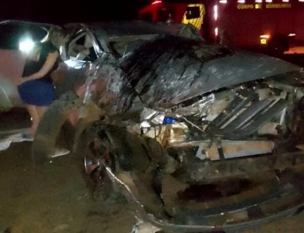 Capotamento de caminhonete na PR-272 em Cruzmaltina deixa três feridos