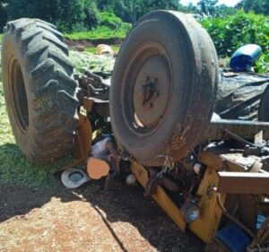 Trator tomba em cima de agricultor de 65 anos em Rio Bom