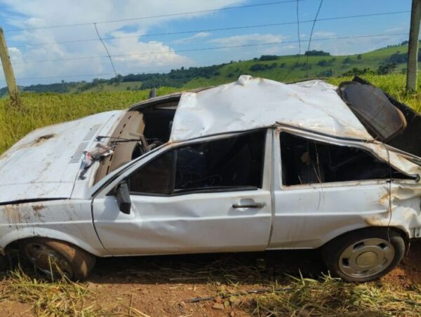 Jovem de 18 anos capota carro na zona rural de Apucarana