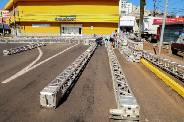 Montagem de palco para shows modifica fluxo de trânsito na área central de Apucarana