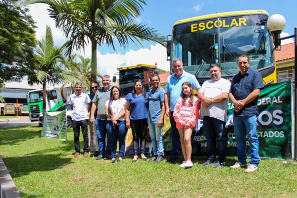 Prefeito Toledo de Cambira entrega mais de R$ 1.450.000,00 em veículos e maquinários