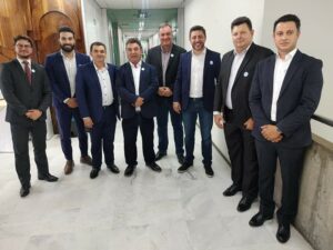Prefeitos da região acompanham posse da nova diretoria do Tribunal de Contas do Paraná.